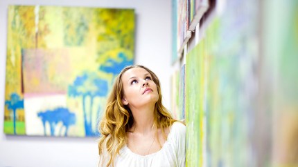 Gothaer Kunstversicherung: Frau im Museum betrachtet moderne Kunst Gothaer Kunstversicherung: Frau im Museum betrachtet moderne Kunst