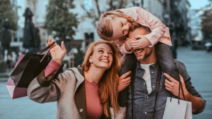 Bild: Familie beim Einkauf Bild: Familie beim Einkauf