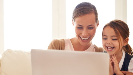 Gothaer Ratgeber: Mutter und Tochter mit Laptop Gothaer Ratgeber: Mutter und Tochter mit Laptop