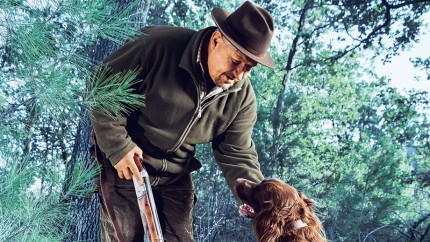 Gothaer Jagdhaftpflichtversicherung: Jäger mit Hund im Wald auf der Jagd. Gothaer Jagdhaftpflichtversicherung: Jäger mit Hund im Wald auf der Jagd.