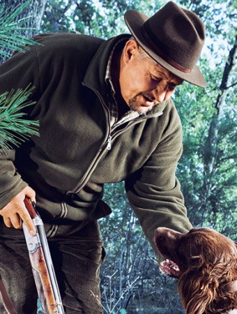 Gothaer Jagdhaftpflichtversicherung: Jäger mit Hund im Wald auf der Jagd. Gothaer Jagdhaftpflichtversicherung: Jäger mit Hund im Wald auf der Jagd.