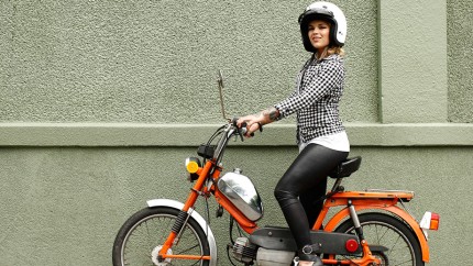 Gothaer Mofa-Versicherung: Junge Frau auf einem Mofa Gothaer Mofa-Versicherung: Junge Frau auf einem Mofa