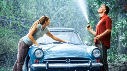 Bild Oldtimer-Versicherung: Mann am Steuer eines Oldtimers Bild Oldtimer-Versicherung: Mann am Steuer eines Oldtimers