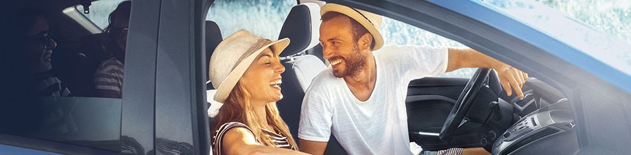 Gothaer Autoversicherung: Paar fährt im Auto. Gothaer Autoversicherung: Paar fährt im Auto.