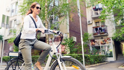 Gothaer Pedelec-Versicherung: Junge Frau fährt nicht mit einem normalen Fahrrad, sondern mit einem Pedelec. Gothaer Pedelec-Versicherung: Junge Frau fährt nicht mit einem normalen Fahrrad, sondern mit einem Pedelec.