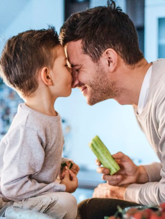 Gothaer Ambulante Zusatzversicherung: Vater und Sohn essen in der Küche. Gothaer Ambulante Zusatzversicherung: Vater und Sohn essen in der Küche.