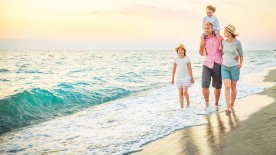 Familie mit zwei Kindern am Strand Familie mit zwei Kindern am Strand