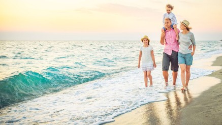 Familie mit zwei Kindern am Strand Familie mit zwei Kindern am Strand