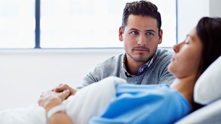Zusatzversicherung: Mann ist froh über die guten Leistungen seiner Versicherung, während er am Krankenbett seiner Frau wacht. Zusatzversicherung: Mann ist froh über die guten Leistungen seiner Versicherung, während er am Krankenbett seiner Frau wacht.