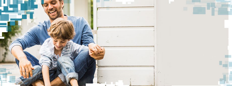 Lebensversicherung: Vater und Sohn sind günstig abgesichert und können sorglos ihr Leben genießen. Lebensversicherung: Vater und Sohn sind günstig abgesichert und können sorglos ihr Leben genießen.