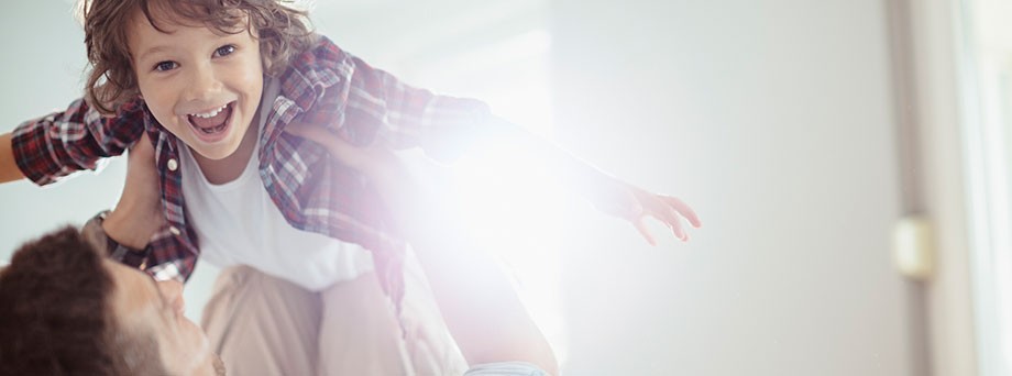Gothaer Lebensversicherung: Vater hebt Sohn in die Luft und freut sich über seine gute Versicherung. Gothaer Lebensversicherung: Vater hebt Sohn in die Luft und freut sich über seine gute Versicherung.