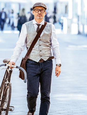Gothaer Dread Disease Versicherung: Mann mit Fahrrad. Gothaer Dread Disease Versicherung: Mann mit Fahrrad.