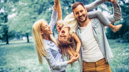 Gothaer Risikolebensversicherung: Familie mit guter Versicherung vergnügt sich im Park. Gothaer Risikolebensversicherung: Familie mit guter Versicherung vergnügt sich im Park.