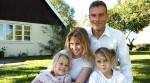 Eltern mit ihren Kindern vor ihrem Haus Eltern mit ihren Kindern vor ihrem Haus