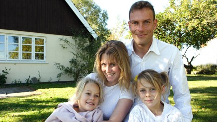 Eltern mit ihren Kindern vor ihrem Haus Eltern mit ihren Kindern vor ihrem Haus