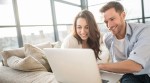 Gothaer Kapitallebensversicherung: Paar am Laptop freut sich über günstige Beiträge zur Versicherung. Gothaer Kapitallebensversicherung: Paar am Laptop freut sich über günstige Beiträge zur Versicherung.