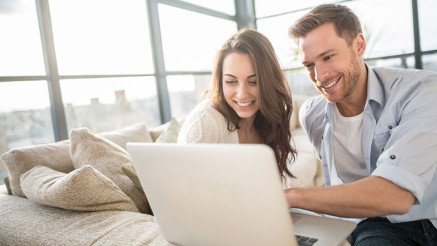 Gothaer Kapitallebensversicherung: Paar am Laptop freut sich über günstige Beiträge zur Versicherung. Gothaer Kapitallebensversicherung: Paar am Laptop freut sich über günstige Beiträge zur Versicherung.
