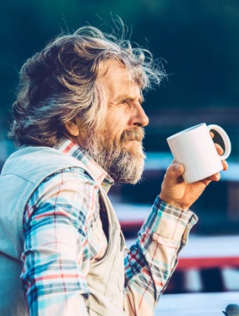 Pflegetagegeldversicherung: Ältere Herr trinkt eine Tasse Kaffee auf einer Terasse. Pflegetagegeldversicherung: Ältere Herr trinkt eine Tasse Kaffee auf einer Terasse.