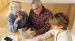 Pflegezusatzversicherung: Älteres Paar berät sich mit einer Pflegerin über die Leistungen in der privaten Pflege. Pflegezusatzversicherung: Älteres Paar berät sich mit einer Pflegerin über die Leistungen in der privaten Pflege.