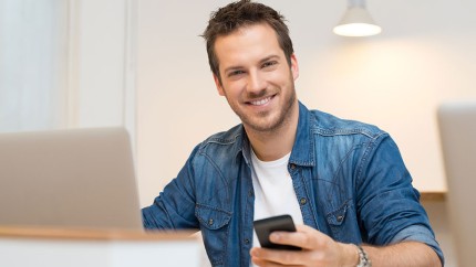 Die günstige Krankenversicherung der Gothaer: Junger Mann am Laptop freut sich über gute Leistungen. Die günstige Krankenversicherung der Gothaer: Junger Mann am Laptop freut sich über gute Leistungen.