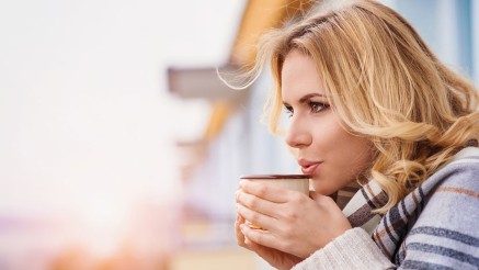 Junge Frau nippt an einem Kaffee. Junge Frau nippt an einem Kaffee.