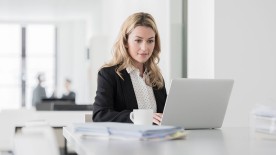 Frau mit Laptop Frau mit Laptop
