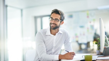 Rürup-Rente: Junger Mann im Büro freut sich über attraktive Steuervorteile bei seiner Rentenversicherung. Rürup-Rente: Junger Mann im Büro freut sich über attraktive Steuervorteile bei seiner Rentenversicherung.