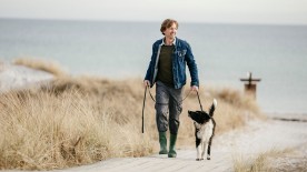 Private Rente: Mann mit Hund in den Dünen - sorglos dank seiner privaten Rentenversicherung Private Rente: Mann mit Hund in den Dünen - sorglos dank seiner privaten Rentenversicherung
