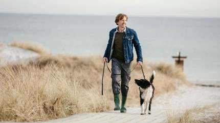 Private Rente: Mann mit Hund in den Dünen - sorglos dank seiner privaten Rentenversicherung Private Rente: Mann mit Hund in den Dünen - sorglos dank seiner privaten Rentenversicherung