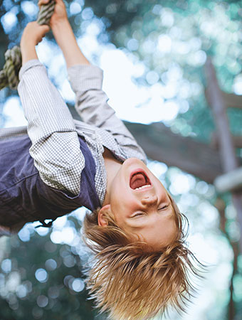 Gothaer Kinderunfallversicherung: Kind spielt im Baumhaus. Gothaer Kinderunfallversicherung: Kind spielt im Baumhaus.
