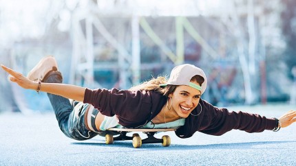Unfallrente Plus: Frau auf Skateboard. Unfallrente Plus: Frau auf Skateboard.