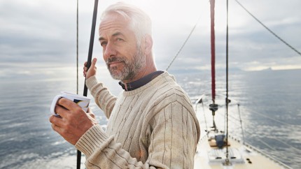 Bild Yachtversicherung: Ehepaar beim Anlegen am Steg mit einem Motorboot Bild Yachtversicherung: Ehepaar beim Anlegen am Steg mit einem Motorboot