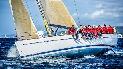 Bild Skipperversicherung: Segelboot mit Skipper und Crew auf hoher See Bild Skipperversicherung: Segelboot mit Skipper und Crew auf hoher See