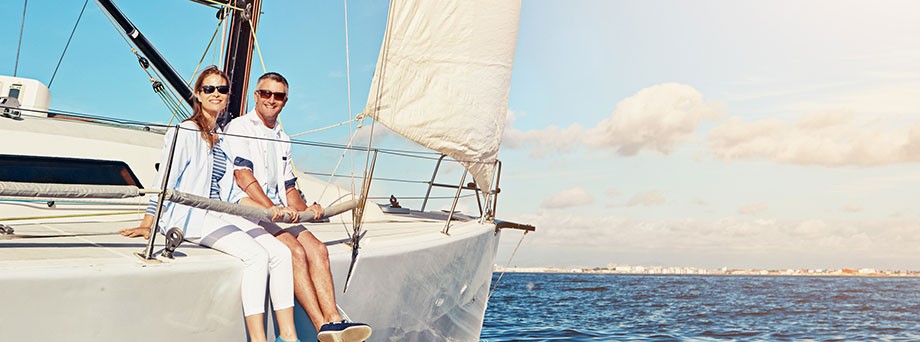 Gothaer Wassersportversicherung: Paar auf seiner Yacht liebt den Wassersport. Gothaer Wassersportversicherung: Paar auf seiner Yacht liebt den Wassersport.