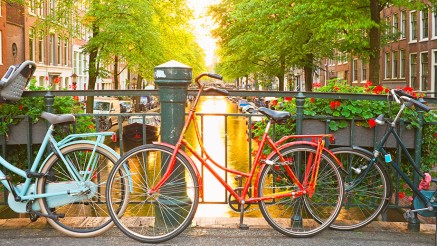 Fahrräder an einer Gracht in Amsterdam Fahrräder an einer Gracht in Amsterdam