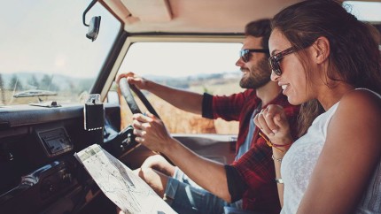 Paar mit Landkarte im Auto Paar mit Landkarte im Auto