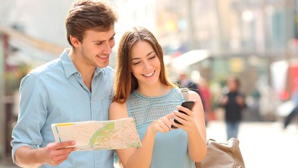 Junges Paar mit Stadtplan Junges Paar mit Stadtplan