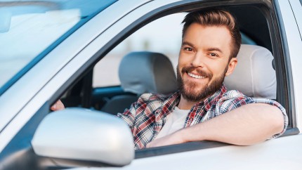Junger Mann im Auto Junger Mann im Auto