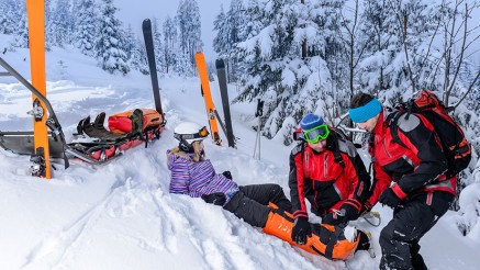 Junges Mädchen wird auf der Skipiste von der Bergwacht verarztet und abtransportiert. Junges Mädchen wird auf der Skipiste von der Bergwacht verarztet und abtransportiert.