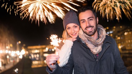 Paar mit Silvesterfeuerwerk Paar mit Silvesterfeuerwerk