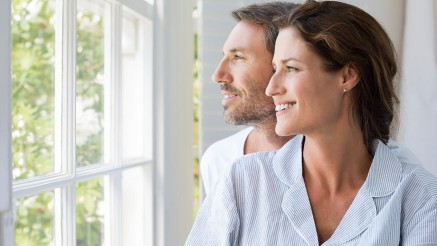 Gothaer Ratgeber Vorsorge: Paar am Fenster Gothaer Ratgeber Vorsorge: Paar am Fenster