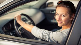 Junge Frau im Auto Junge Frau im Auto
