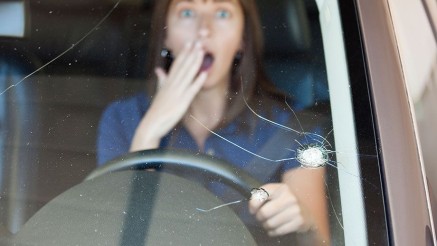 Glasbruch: Frau erschrickt über Steinschlag auf der Windschutzscheibe Glasbruch: Frau erschrickt über Steinschlag auf der Windschutzscheibe