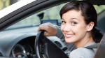 Ratgeber Auto: Junge Frau im Auto Ratgeber Auto: Junge Frau im Auto