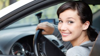 Ratgeber Auto: Junge Frau im Auto Ratgeber Auto: Junge Frau im Auto