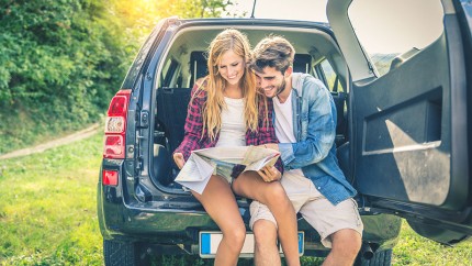 Schutzbrief: Junges Paar mit Auto Schutzbrief: Junges Paar mit Auto