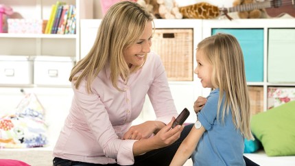 Mutter mit ihrer Tochter, die Diabetes hat. Mutter mit ihrer Tochter, die Diabetes hat.