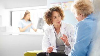 Medikamentenplan: Ärztin berät Patientin, welche Wechselwirkung ihre Medikamente untereinander haben. Medikamentenplan: Ärztin berät Patientin, welche Wechselwirkung ihre Medikamente untereinander haben.