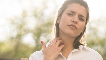 Frau mit Stich am Hals: Wie können Sie Mückenstiche vermeiden? Frau mit Stich am Hals: Wie können Sie Mückenstiche vermeiden?