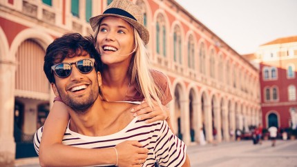 Junges Paar auf Reisen Junges Paar auf Reisen